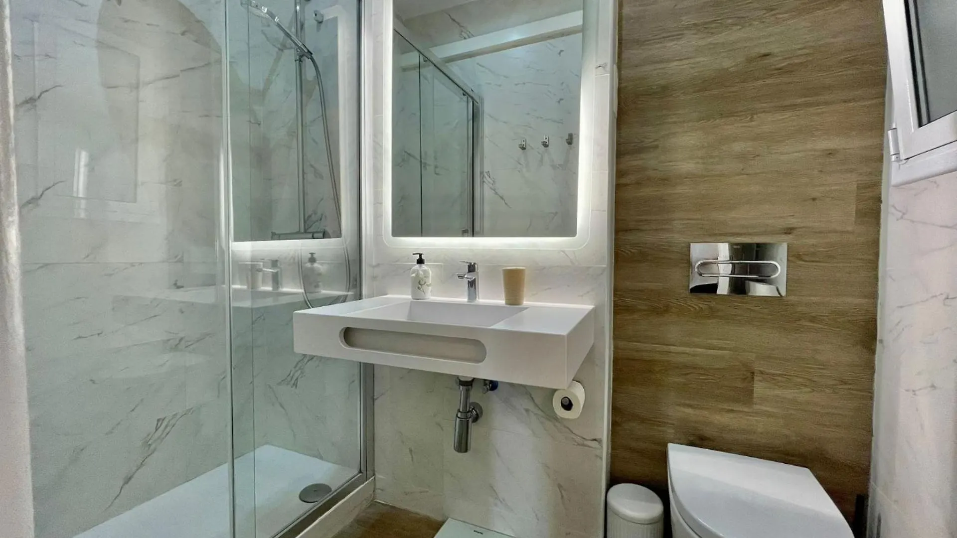 Apartment Barcelonaforrent The Gaudi Suites